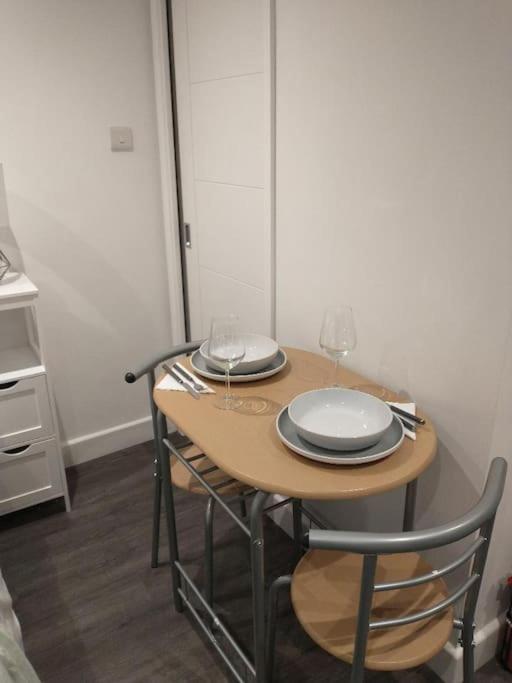 Cosy Garden Studio Room Minimum Two Night Booking Brighton ภายนอก รูปภาพ