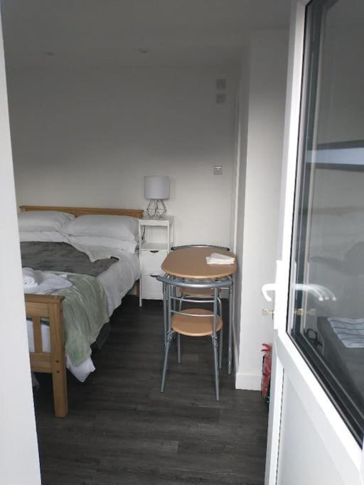 Cosy Garden Studio Room Minimum Two Night Booking Brighton ภายนอก รูปภาพ